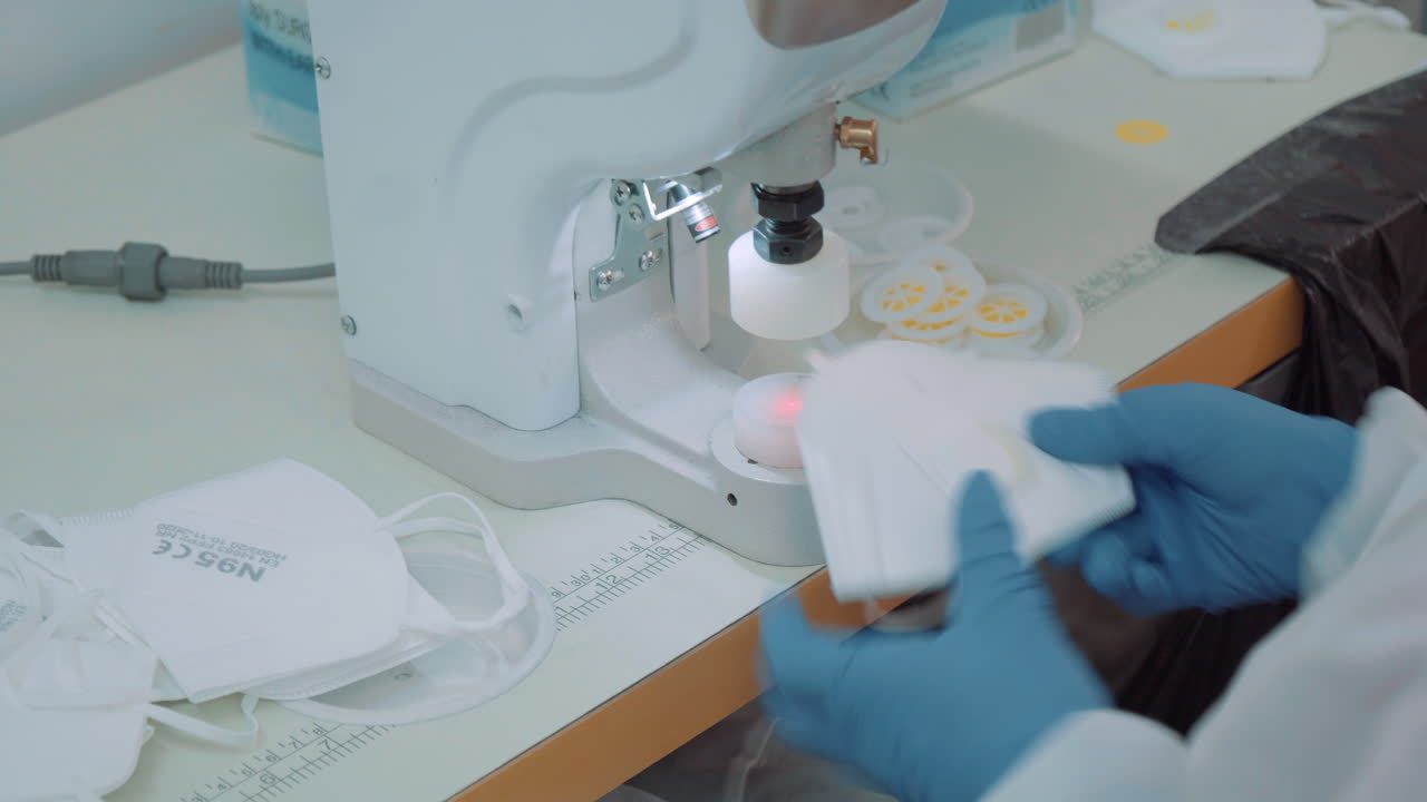 máquina para aplicar el filtro, en máscaras faciales de tipo h95