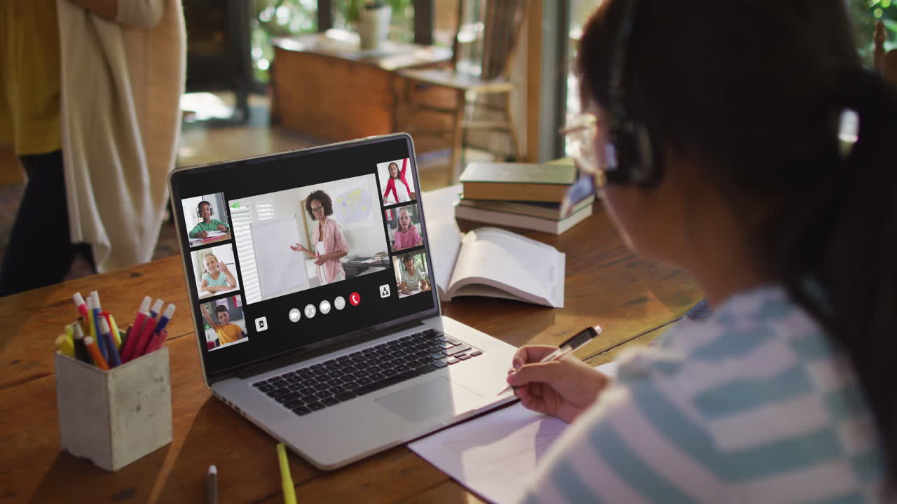 estudiante que usa una computadora portátil para una lección en línea en casa, con un maestro y una clase diversos en la pantalla