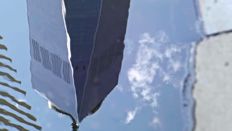 reflexão na água da torre da liberdade one world trade em nova iorque, tiro criativo