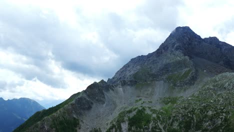 picos de montaña del valle de valmalenco en la temporada de verano