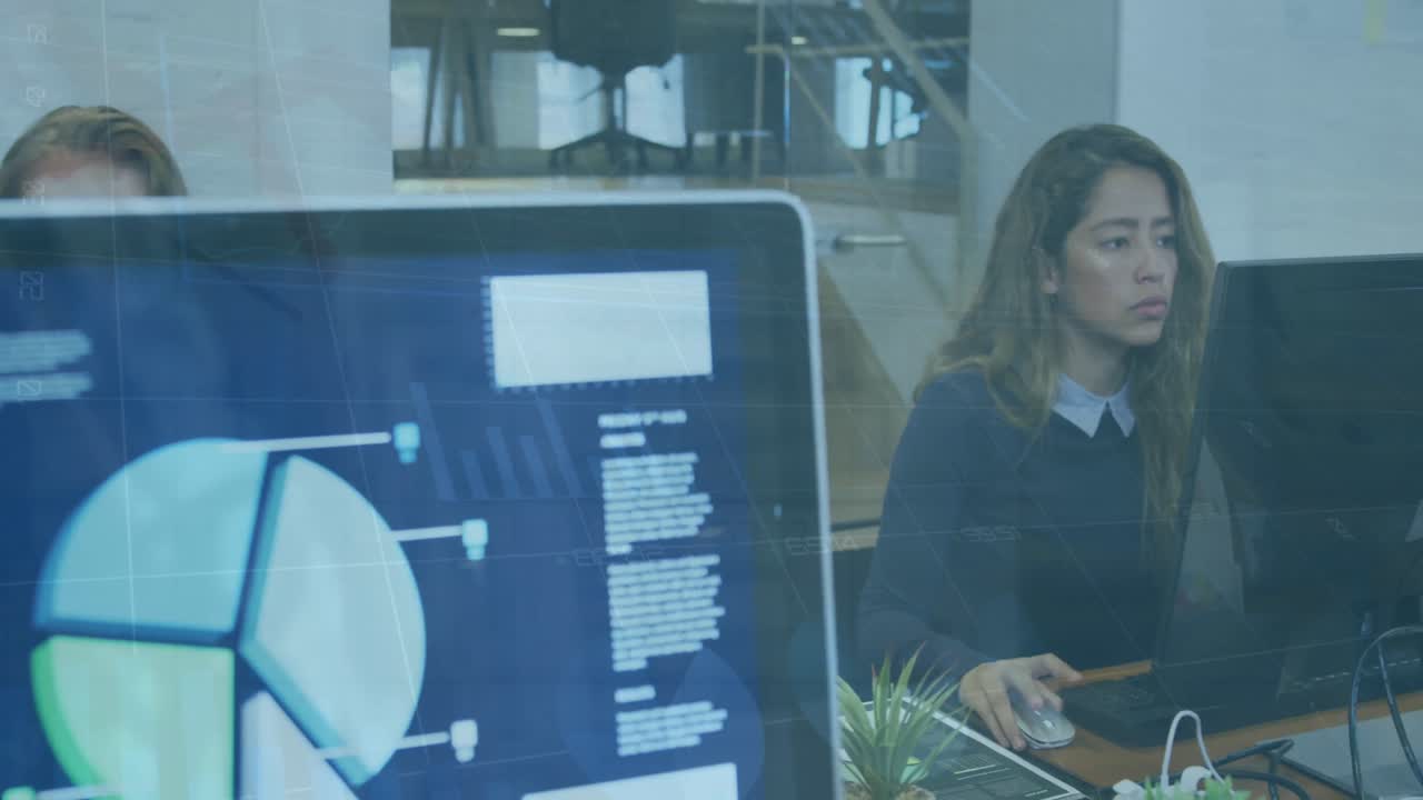 animación del procesamiento de datos estadísticos sobre mujeres biraciales usando computadora en la oficina.