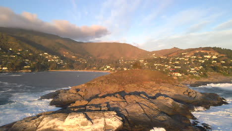 aéreo - soleado cerro de la cruz, zapallar, valparaíso, chile, tiro de círculo amplio