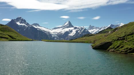 espectacular vista aérea del lago de montaña azul en los alpes suizos con un espectacular telón de fondo de picos montañosos cubiertos de nieve, bachalpsee grindelwald primero, suiza