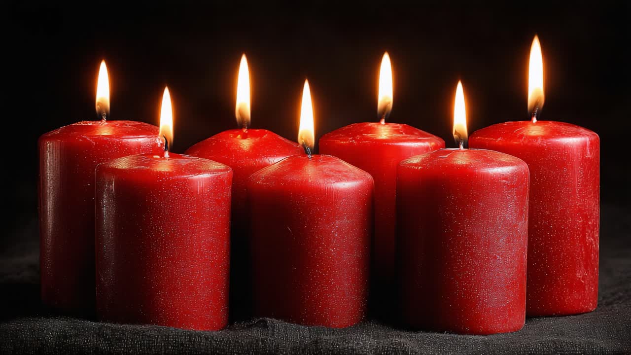 Una tranquilla esposizione di candele rosse luminose che emettono luce calda, perfetta per creare un'atmosfera invitante e favorire il relax in qualsiasi ambiente