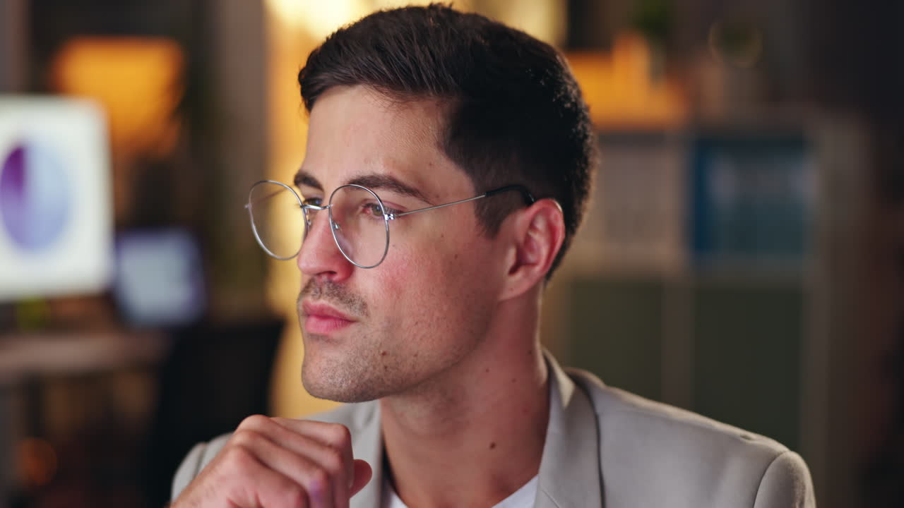 retrato de un hombre con gafas