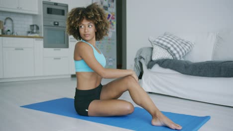 Mujer-Estirando-El-Entrenamiento-Corporal-En-La-Estera