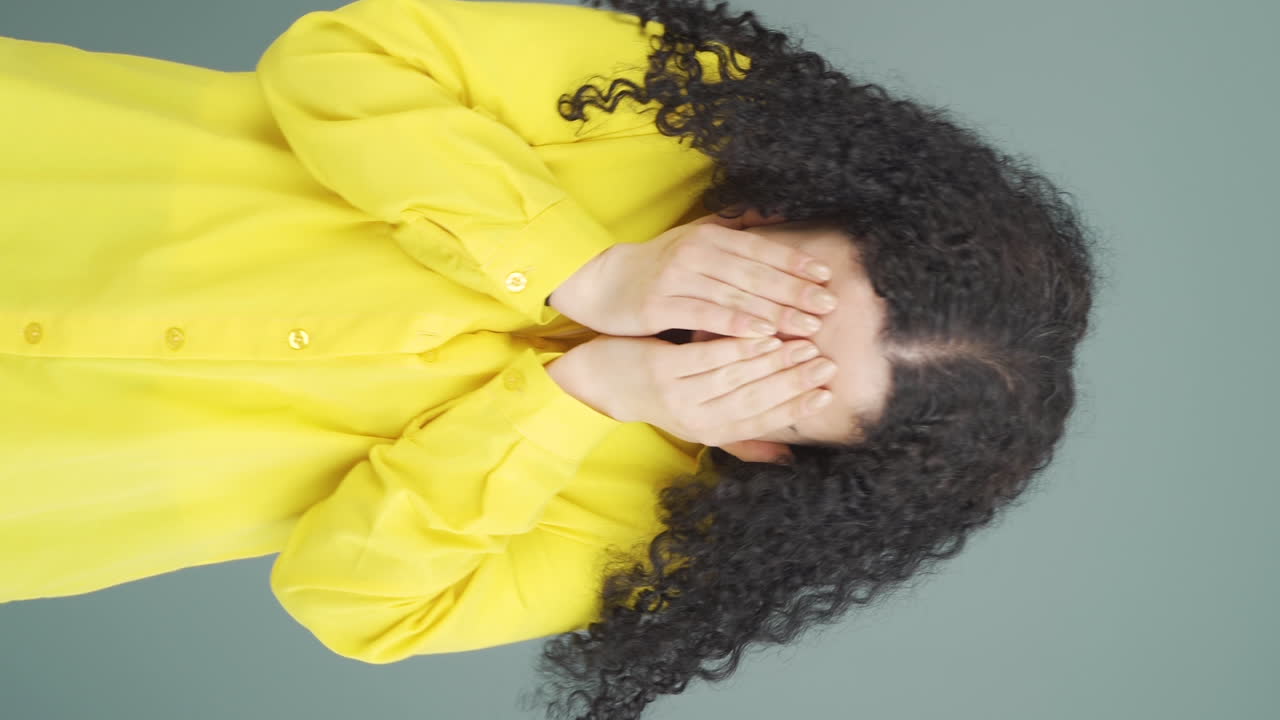 video vertical de una mujer joven llorando.