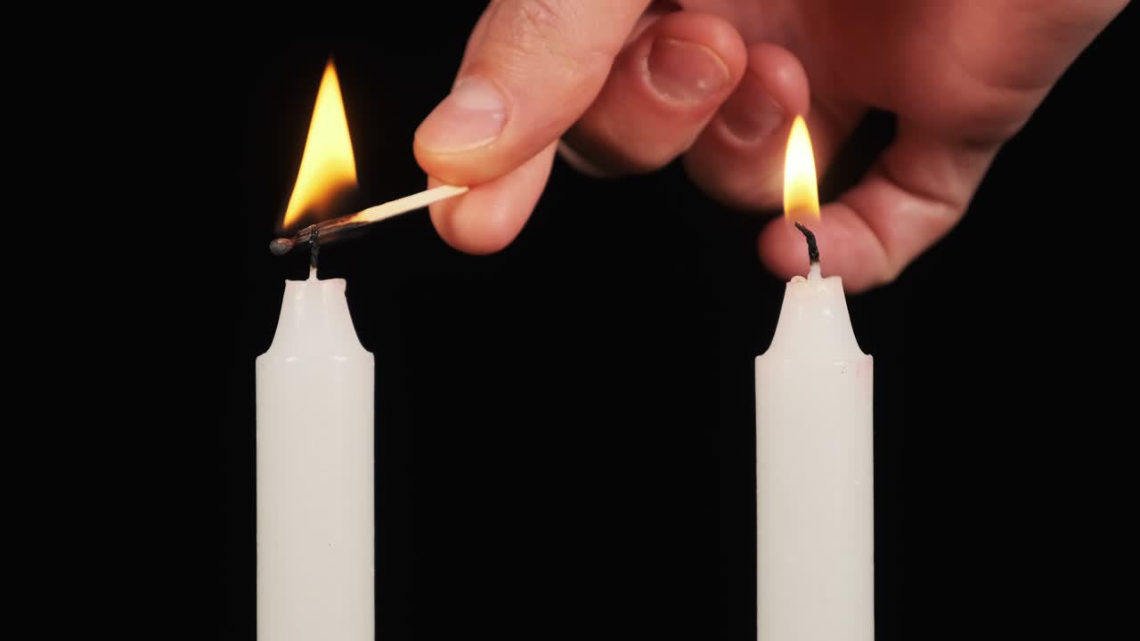 두 개의 불이 근처의 검은 바탕에 타고 있습니다. 조명