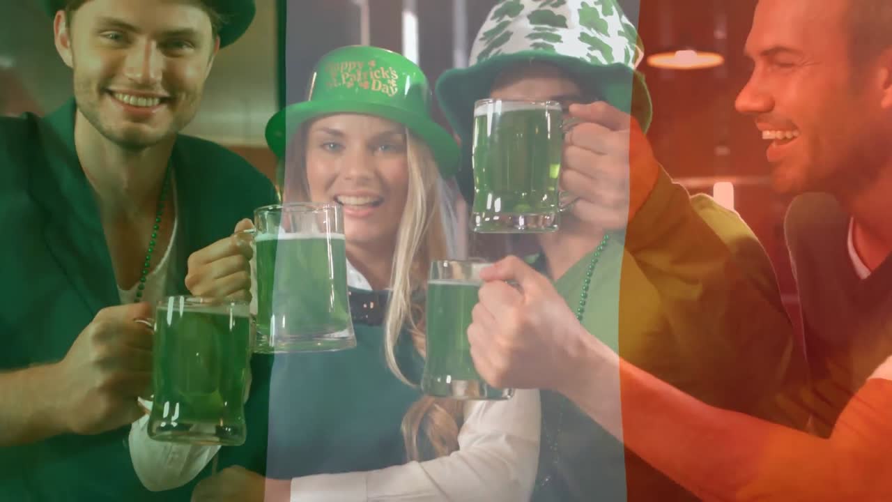 Irländare skålar tillsammans för St Patricks dag med en irländsk flagga i bakgrunden