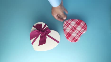 cajas de regalo en forma de corazón con cintas púrpuras