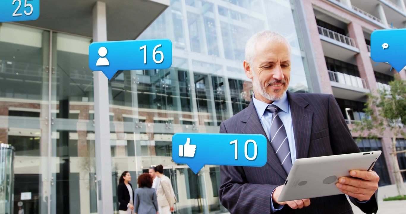 Ældre mand tapper på en tablet og ser sociale ikoner, der opdaterer antal likes, kommentarer og følgere, til brug i markedsføring.