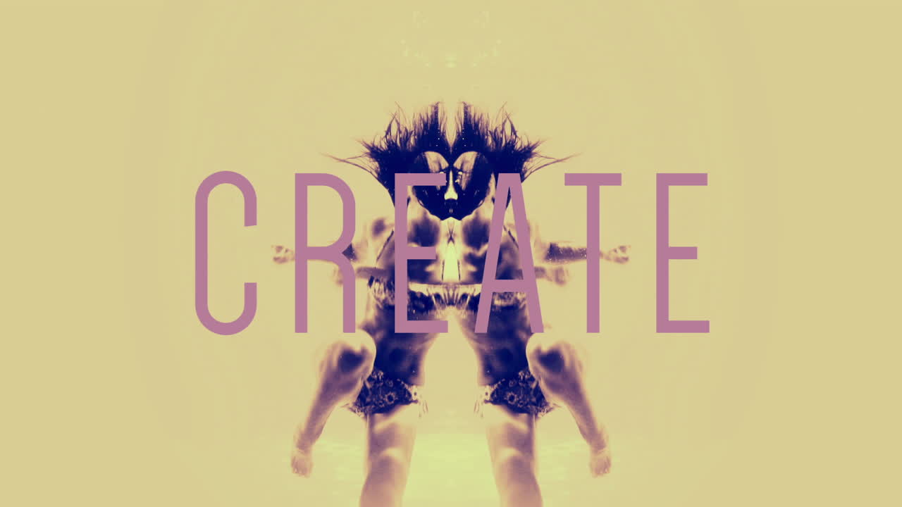 mujer en bikini buceando en la piscina con texto de creación