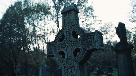 Una-Cruz-Gótica-Decorada-De-Una-Tumba-En-Un-Cementerio-Inglés