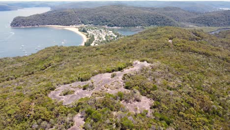 Luftdrohnenschwenkaufnahme-Der-Elefantenfelsformation-Patonga-Beach-Bay-National-Park-Bushland-Tourismus-Central-Coast-NSW-Australien-4k