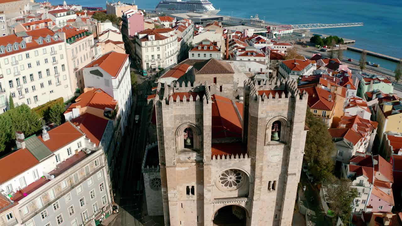 Cattedrale della Sé dall'alto verso il basso con drone