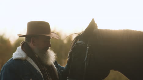 homme et cheval à l'extérieur