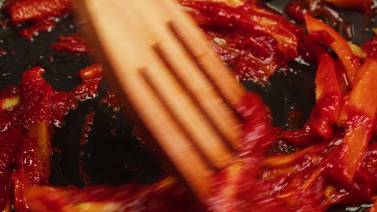 Cottura di peperoni e zucchine in salsa rossa