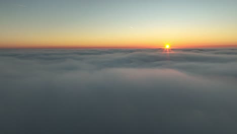 Vista-Aérea-Del-Sol,-Luego-Descendiendo-A-Las-Nubes-Debajo