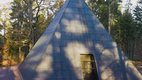 Sonnenlicht-Auf-Der-Außenseite-Der-Grabpyramide-Von-Stierngranat-In-Aneby,-Stjarneborg-In-Schweden