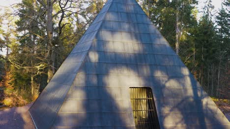 la luz del sol en el exterior de la pirámide de la tumba de stierngranat en aneby, stjarneborg en suecia