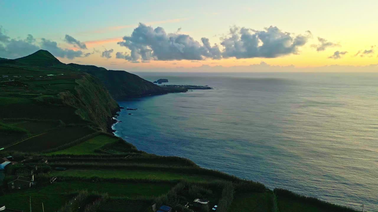 해가 지는 산과 바다의 경치 좋은 해안 풍경과 하늘의 극적인 구름
