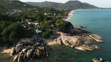 Toma-Aérea-De-Las-Rocas-Hin-Ta-Hin-Yai-En-Koh-Samui,-Tailandia