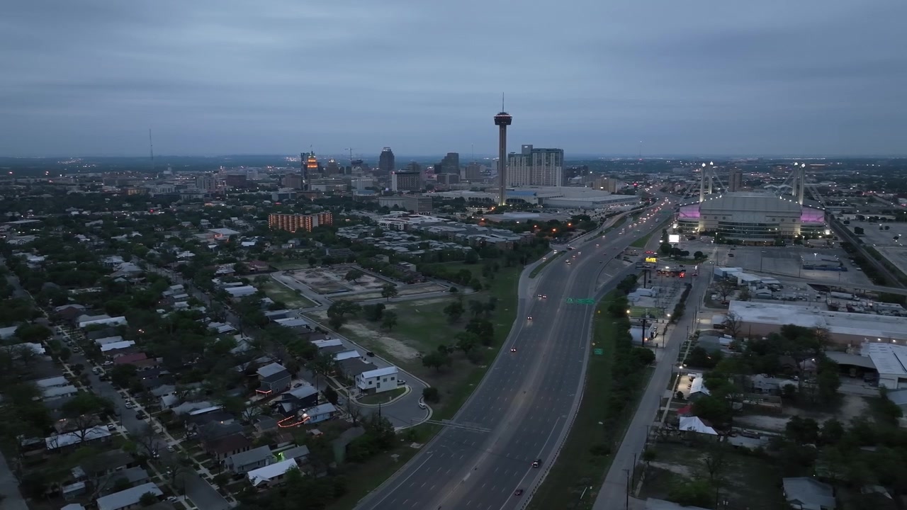 Skyline di San Antonio, Texas, in campo lungo di sera, con video drone che si muove da sinistra a destra.