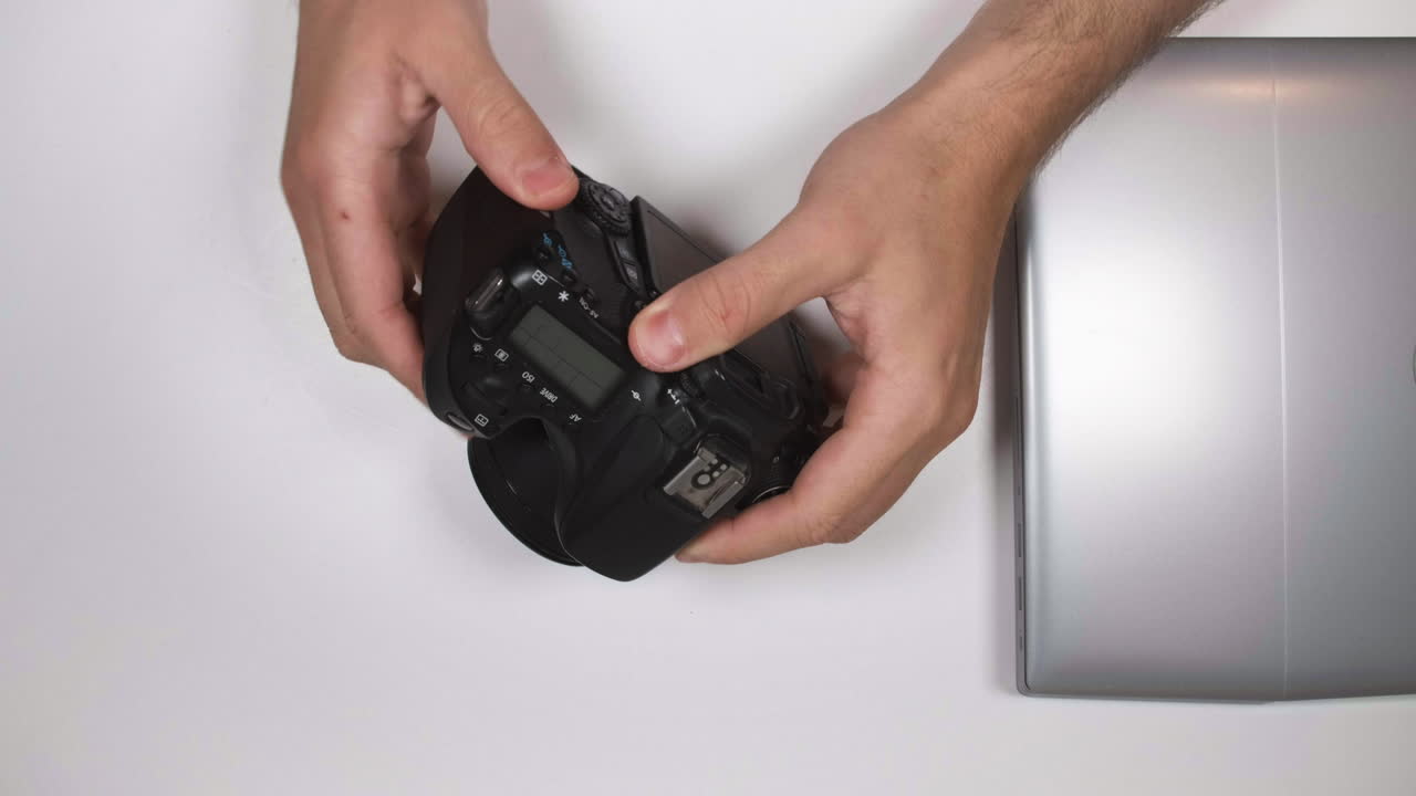 손으로 노트북에서 메모리 카드를 제거하고 dslr 카메라로 반환