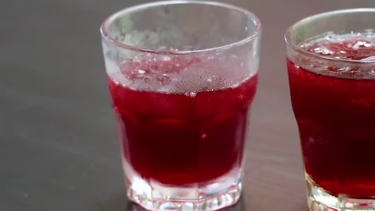 태국에서 손으로 로젤 주스 컵을 테이블에 놓는 것