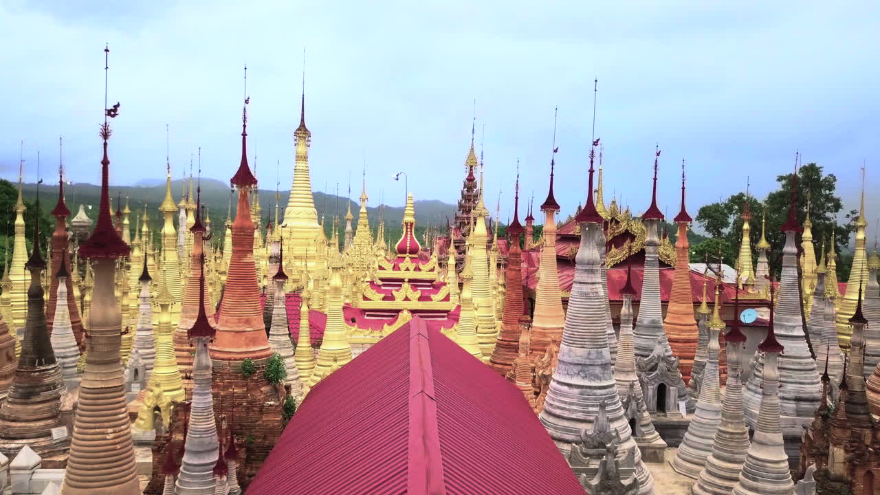 toma aérea a la deriva sobre la pagoda inn tain en el lago inle, myanmar - dolly in