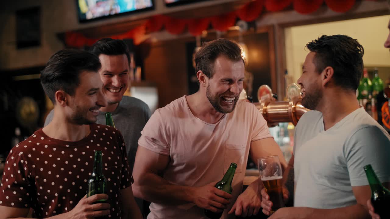 Tempo per la birra con gli amici al pub
