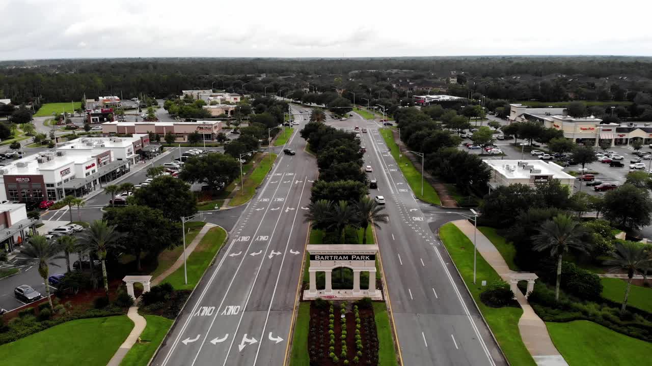 고속도로 바트램 파크 잭슨빌 표지판 에  구름을 통과하는 자동차를 드러내는 공중 촬영