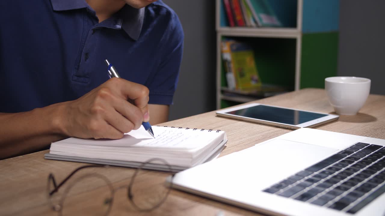 persona que toma notas en un escritorio