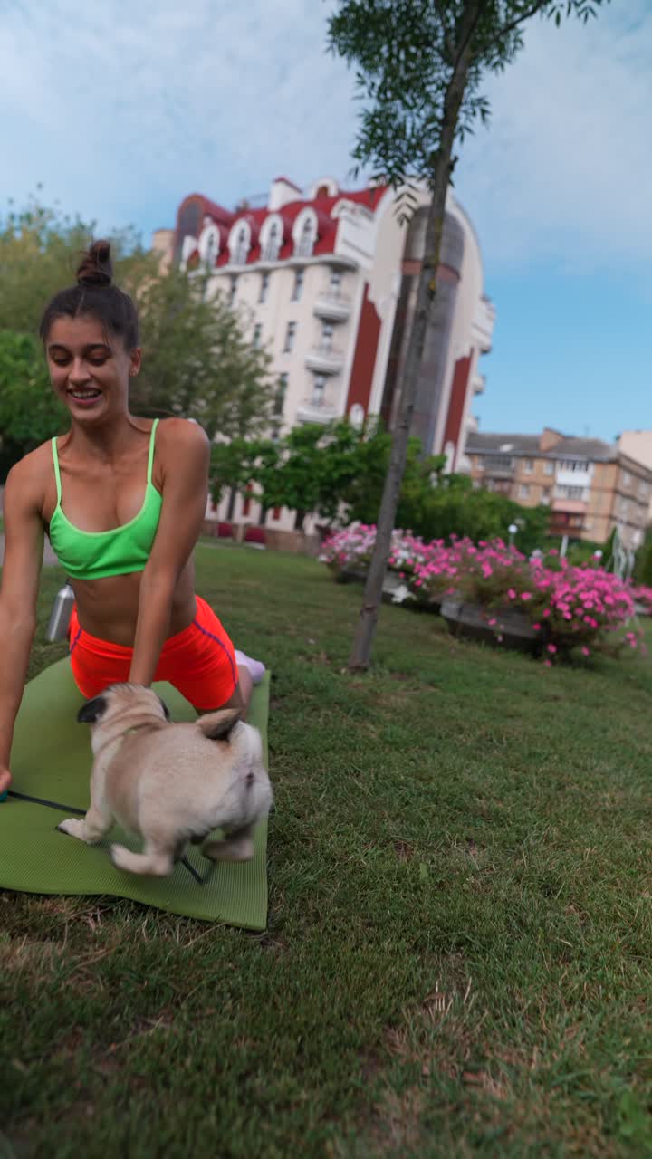 mujer y perro haciendo yoga en el parque