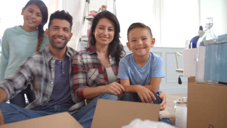 retrato de una familia hispana que se muda a una nueva casa