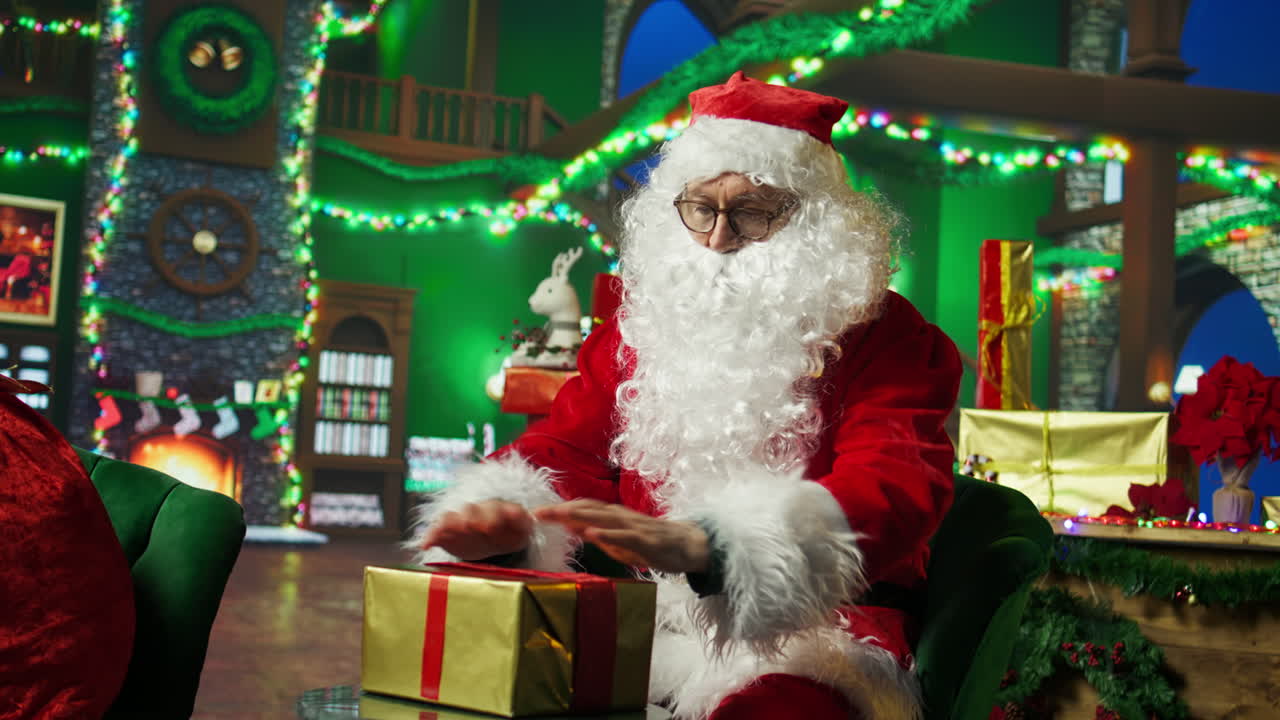 산타클로스가 선물을 열고