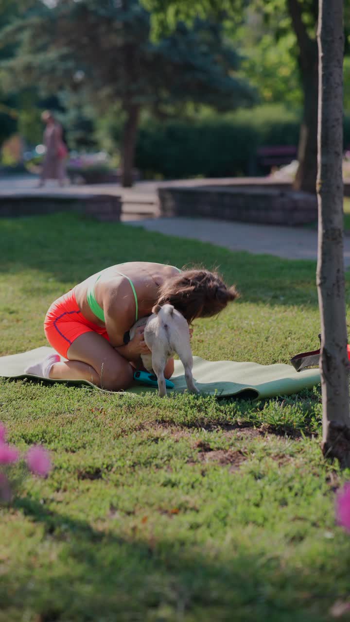 mujer haciendo ejercicio con su pug en el parque