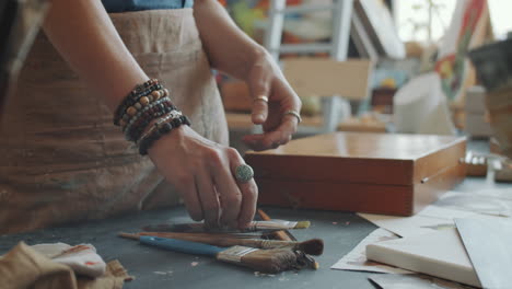 artista trabajando en la pintura