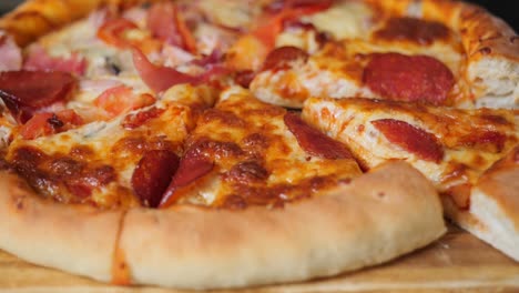 toma giratoria de una pizza perfectamente presentada