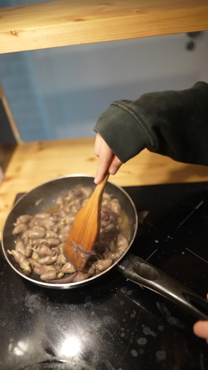 cocinar órganos animales en una sartén