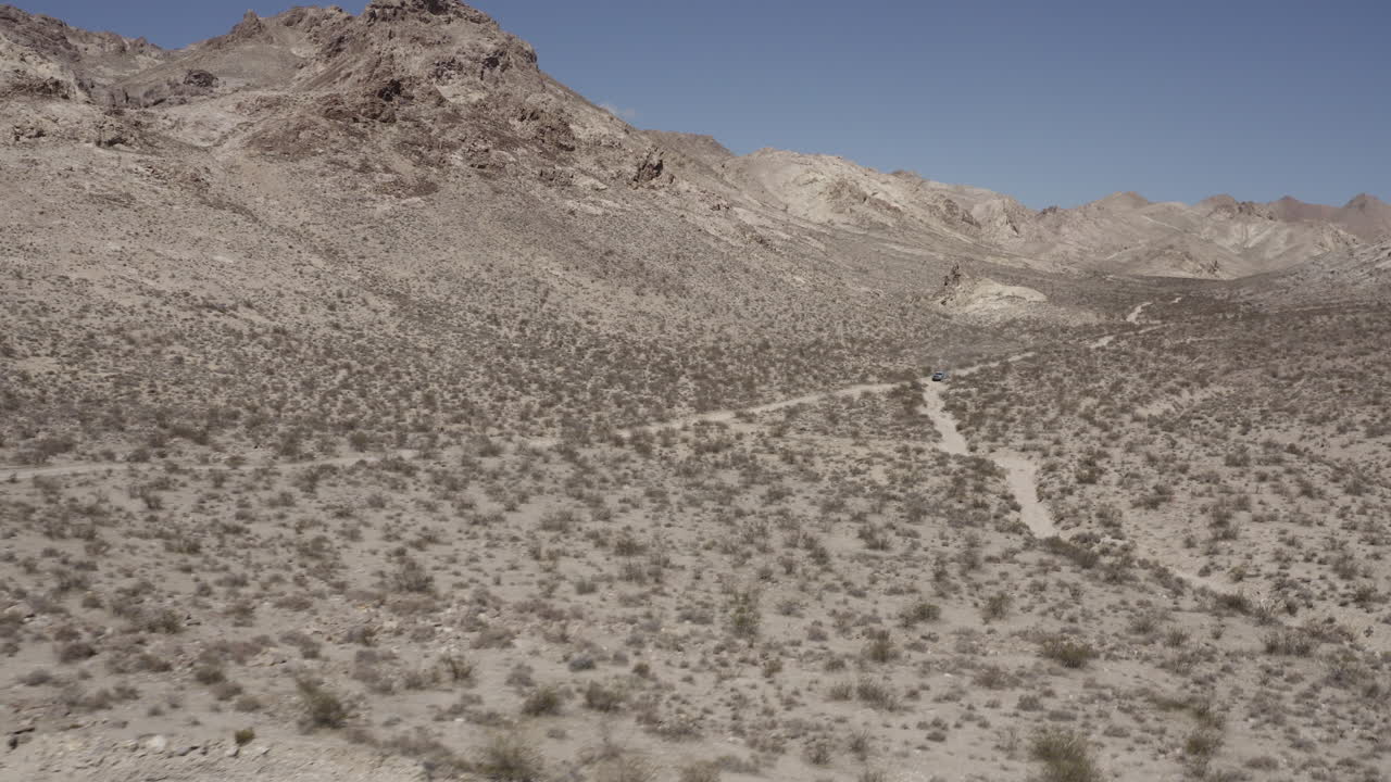 사막 계곡을 가로질러 비행, 4x4 트럭이 풍경을 가로질러, 혼자
