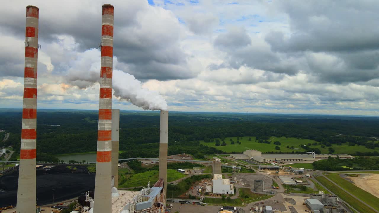 volando más allá de una chimenea activa, con un hermoso paisaje campestre de tennessee en el fondo