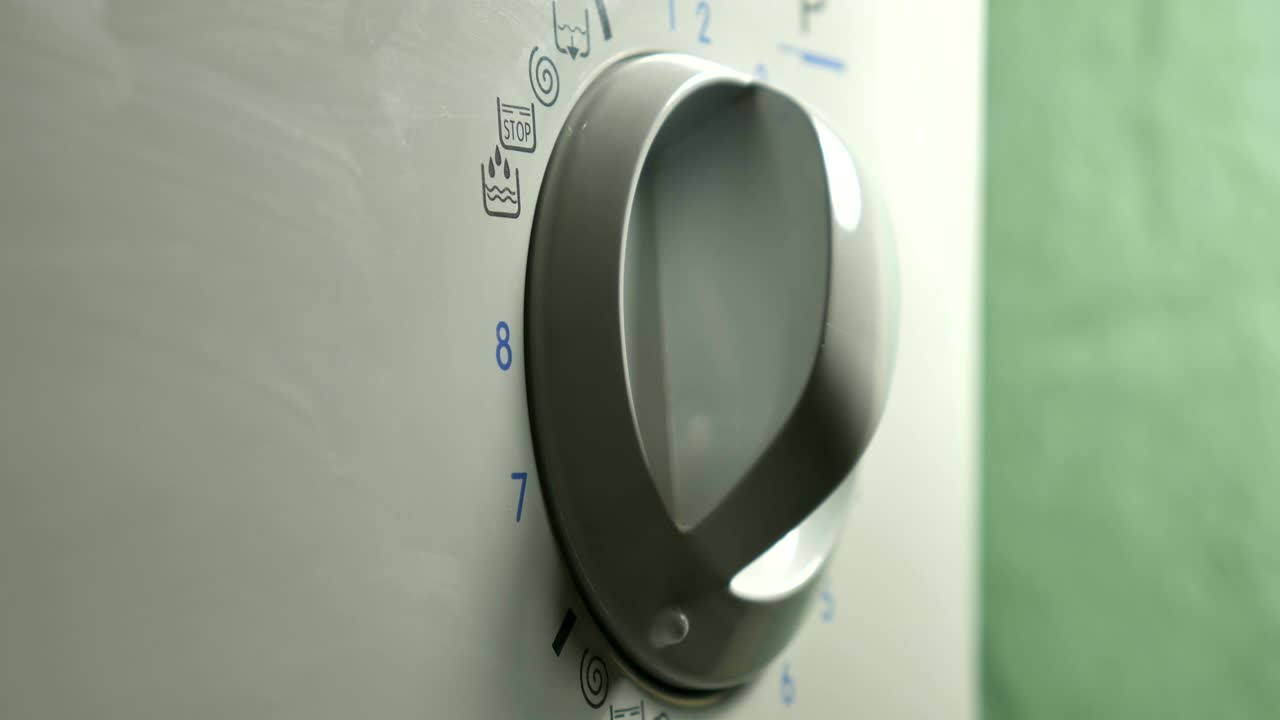 세탁기: 세탁기에서 세탁기를 설정하는 프로그램 가까이, 깨진.