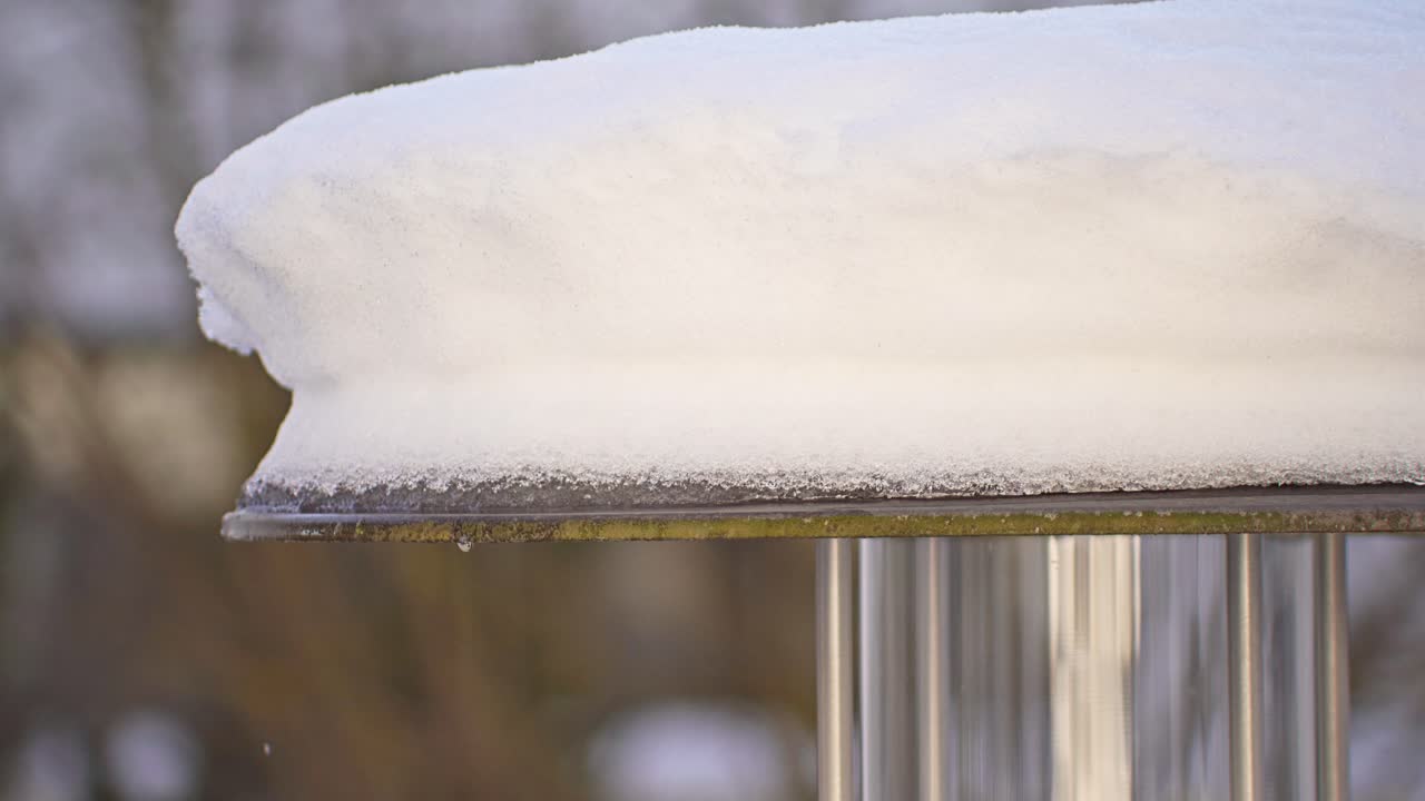 녹는 눈 - 물방울이 등불에서 떨어지고 - 가속화 클로즈업