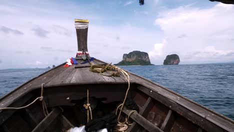 punto de vista del barco en movimiento y el fondo marino de aventura del viaje en barco turístico en krabi en tailandia en un claro día de verano con cielo azul