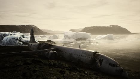 Viejo-Avión-Roto-En-La-Playa-De-Islandia