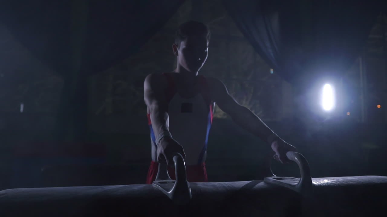 공연 전에 손을 칠하는 스포츠맨. 슬로우 모션으로 촬영.