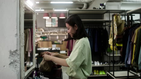 vista lateral de una mujer asiática en una tienda