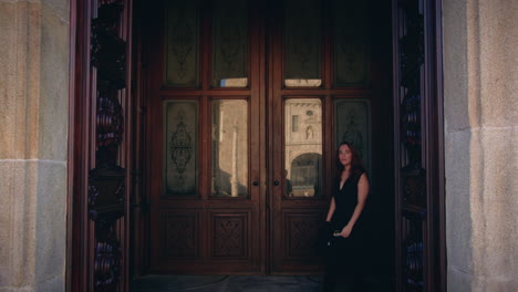 niña visita la iglesia de la misericordia en viseu portugal y mira la fachada del edificio en cámara lenta