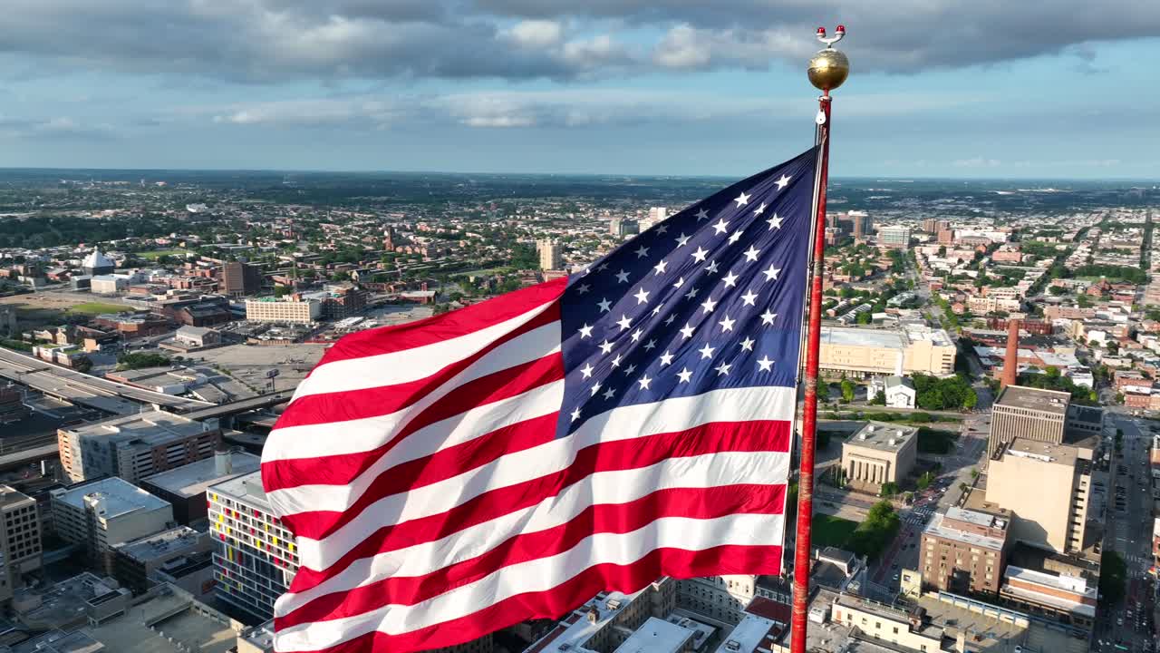 Bandiera americana sventola al rallentatore su Baltimore, Maryland